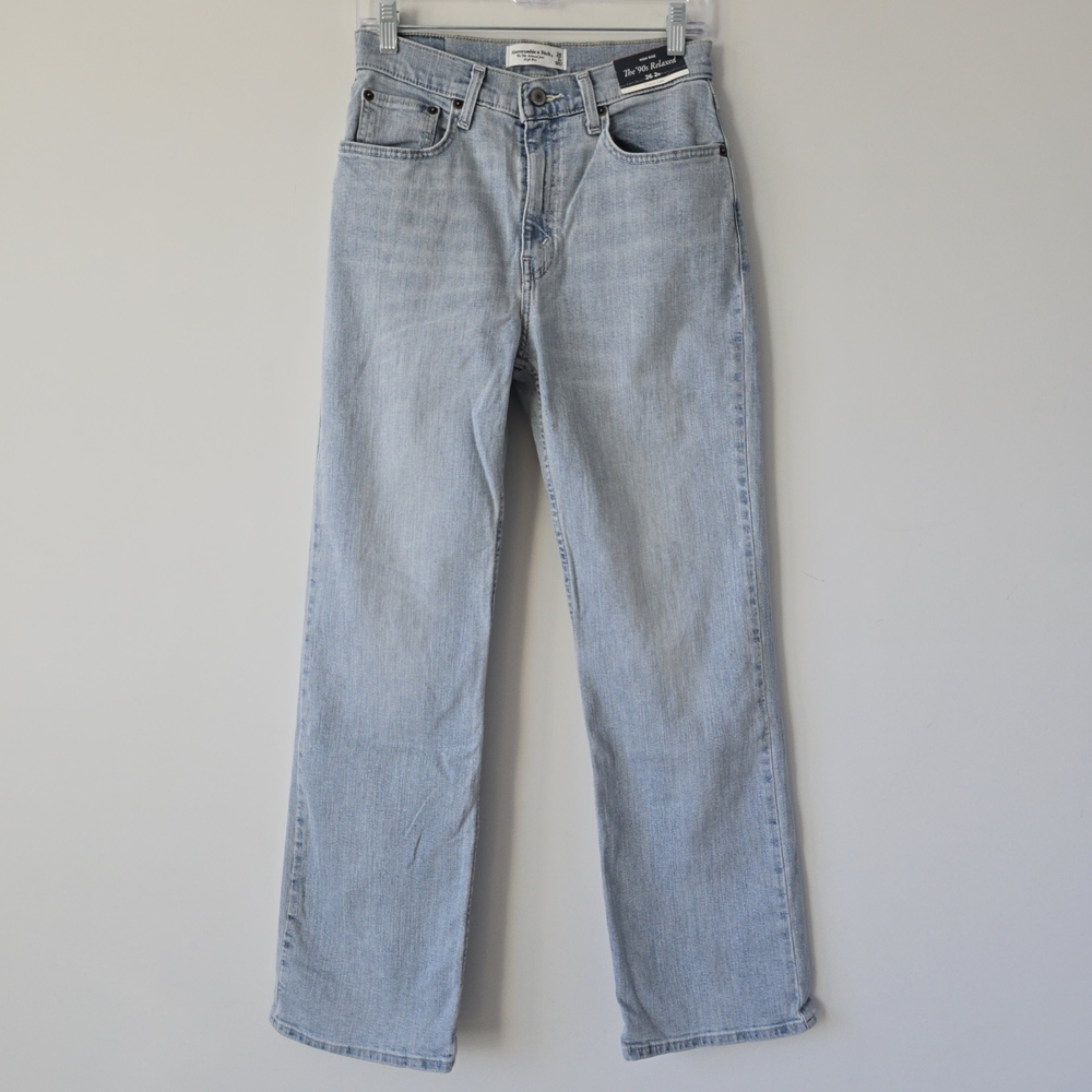 Abercrombie & Fitch 90s Relaxed High Rise Jeans 26 Light Wash NWT
